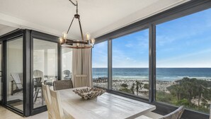 Un espace repas avec vue sur la plage et l’océan.