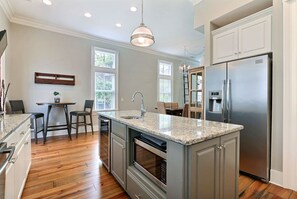 Jääkaappi, mikroaaltouuni, uuni, liesi