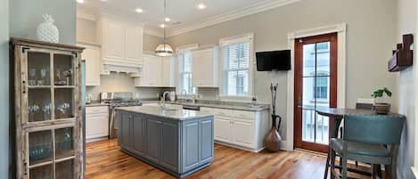 冷蔵庫、電子レンジ、オーブン、コンロ