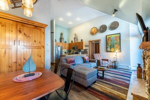 Flachbildfernseher, Kamin, DVD-Player