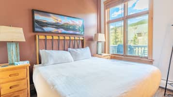 1 makuuhuone, ylelliset vuodevaatteet, memory foam -patjalliset sängyt