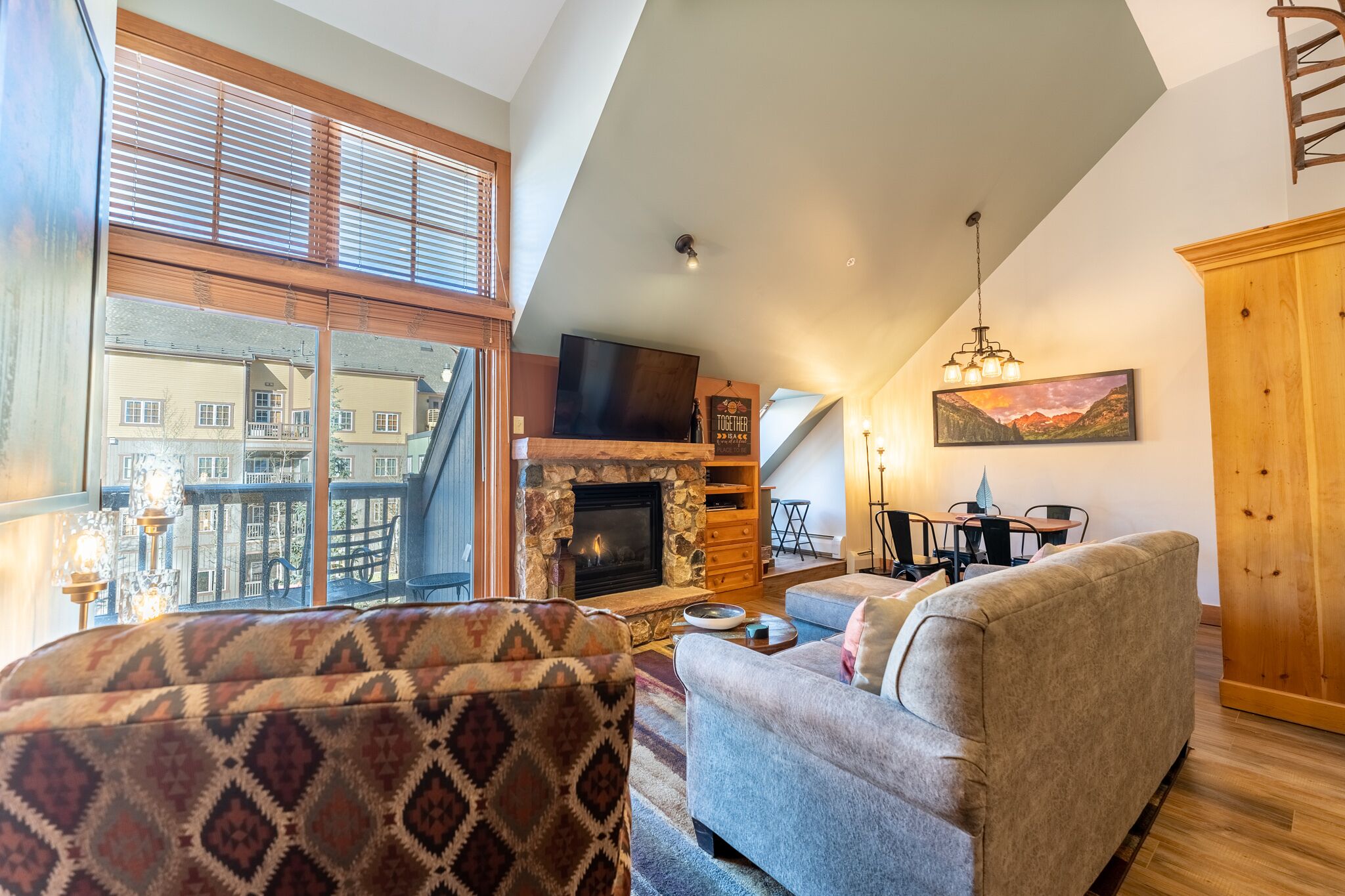 Télévision à écran plat, cheminée, lecteur de DVD