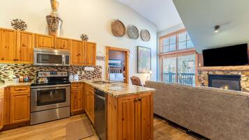 Jääkaappi, mikroaaltouuni, uuni, liesi