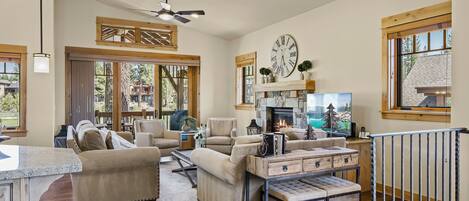 Una Smart TV, una chimenea