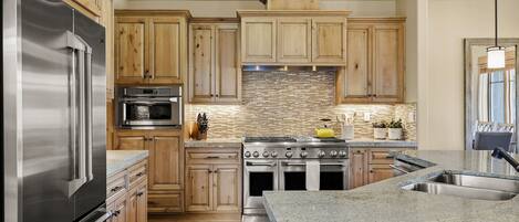 Kylskåp, mikrovågsugn, ugn och spishäll