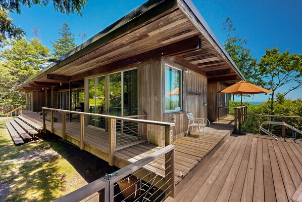 Terrace/patio - Iconic Mid-Century Home with Gorgeous Ocean Views, Private Pool & Decks (Chilmark)