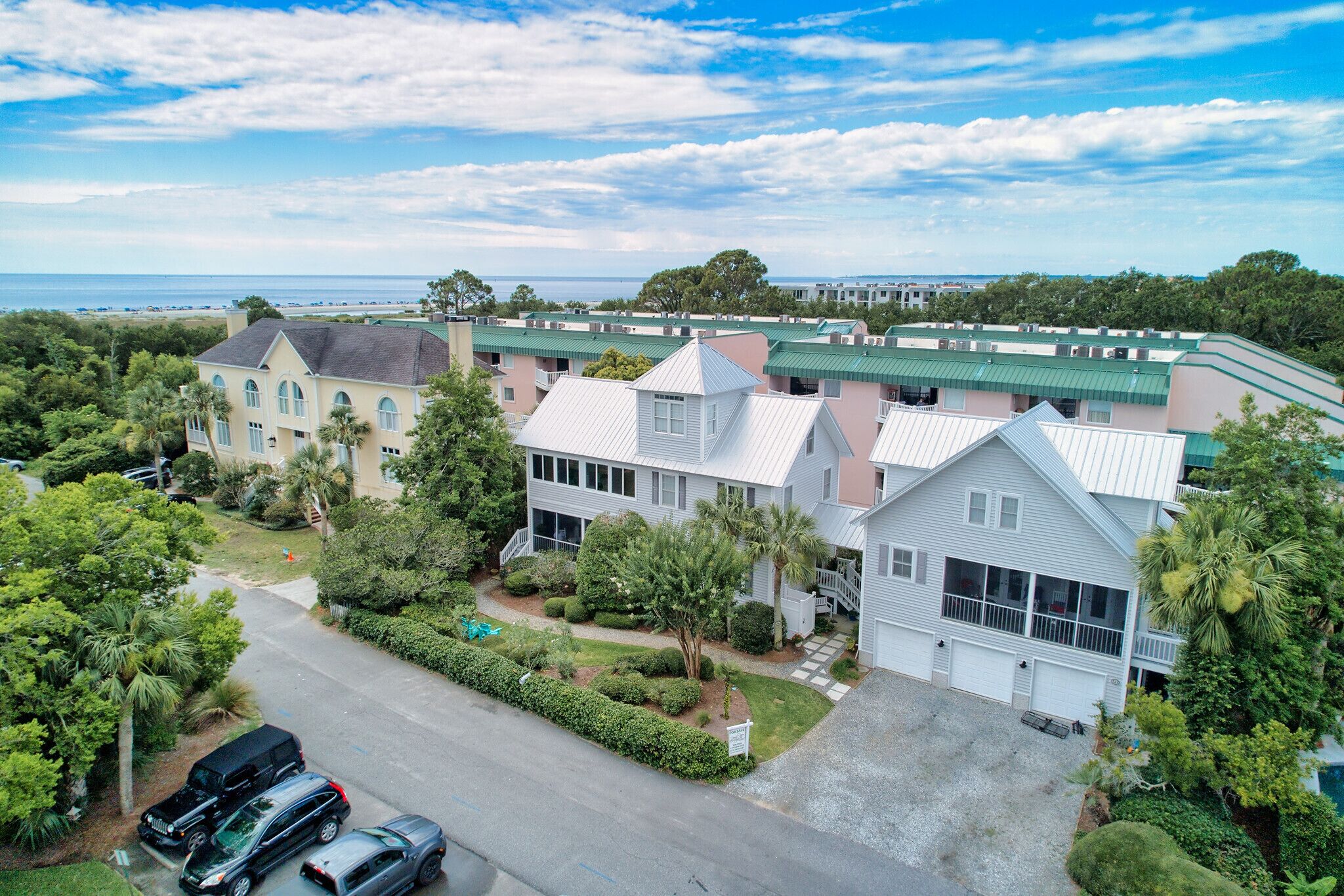 2 bed/2.5 bath upstairs Apartment - Walk to the Beach - Pup Friendly