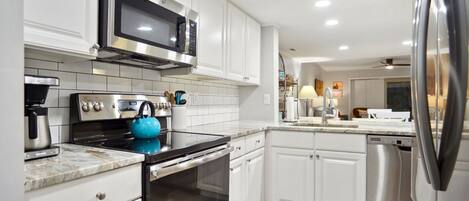 冷蔵庫、電子レンジ、オーブン、コンロ