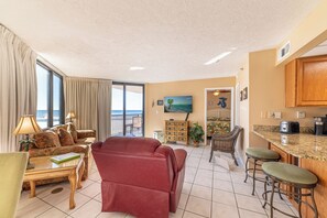 Smart TV, books - Surfside Sandcastle-Sunbird-Beachfront PCB, King Suite-Book Summer Vacay Now! (Panama City Beach)