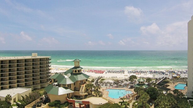 Ein Resort mit Pool, Strand und Meerblick.