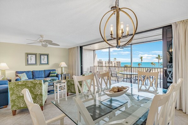 Téléviseur, lecteur de DVD, livres