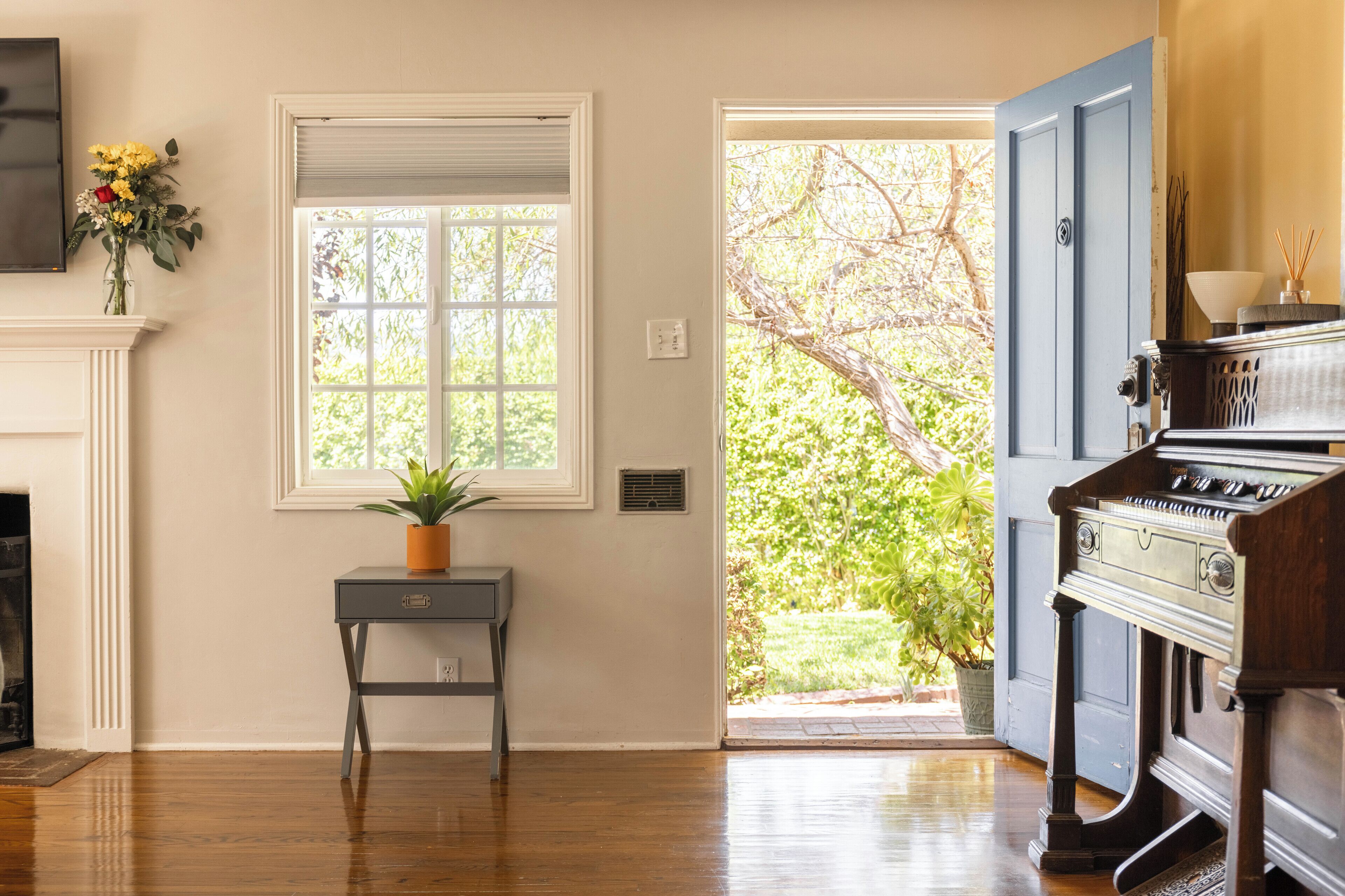 Bright 3-bedroom with large backyard and close to Old Town and hiking trails
