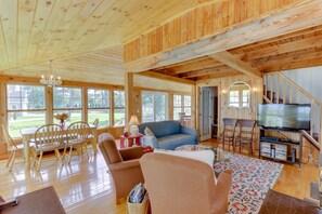 Televisio, DVD-soitin, kirjoja, videokirjasto