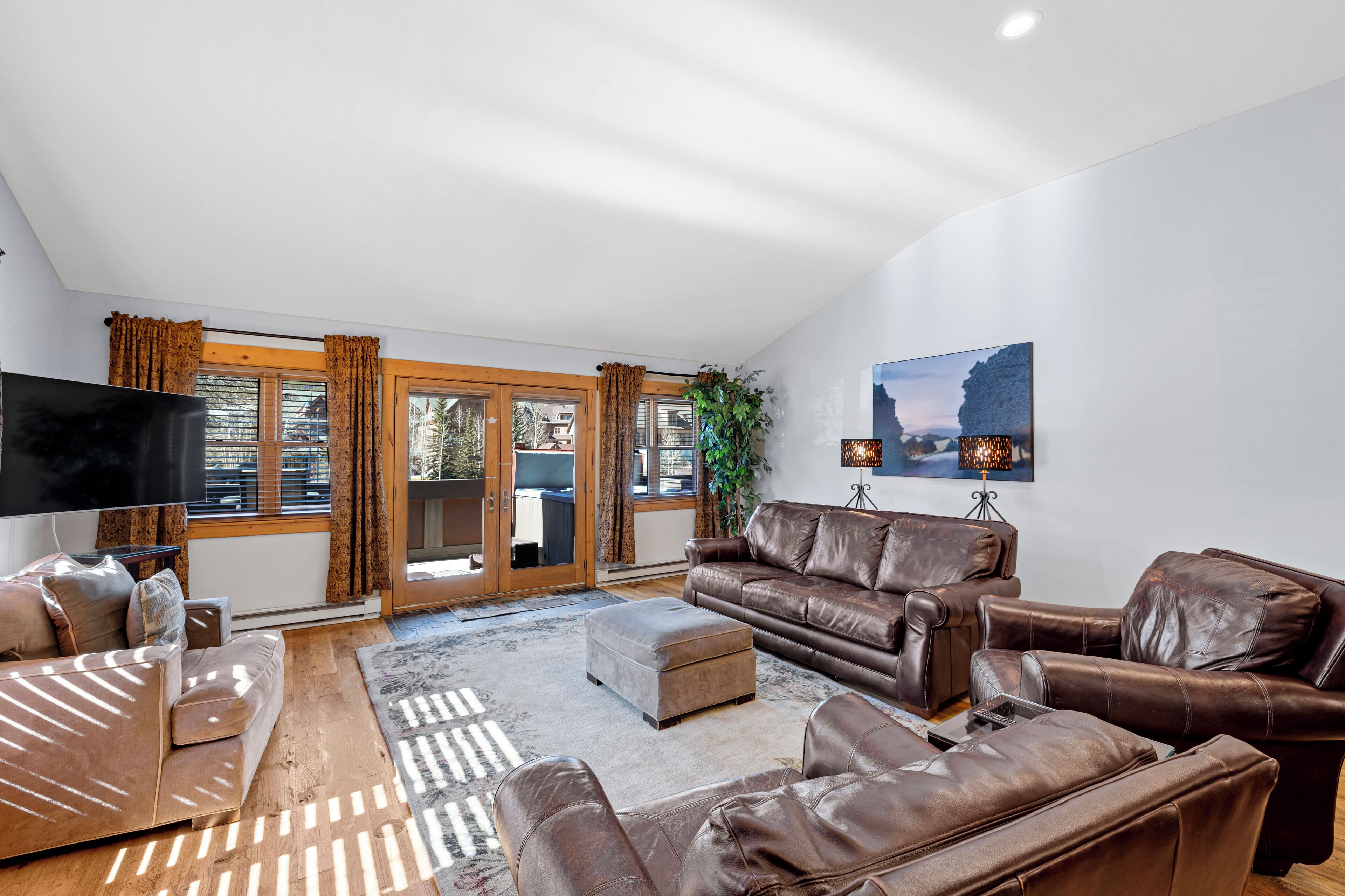 Een televisie en een open haard