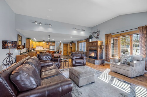 Downtown Gem - Ski Resort Views, Private Hot Tub, Dog-Friendly MainD