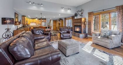Downtown Gem - Ski Resort Views, Private Hot Tub, Dog-Friendly MainD
