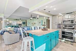 Jääkaappi, mikroaaltouuni, uuni, liesi