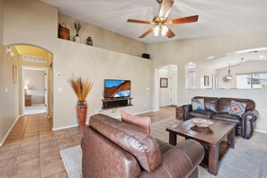 Taulutelevisio, MP3-telakointiasema, stereot, työhuone