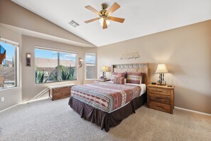 2 makuuhuonetta, työpöytä, silitysrauta/-lauta, ilmainen Wi-Fi