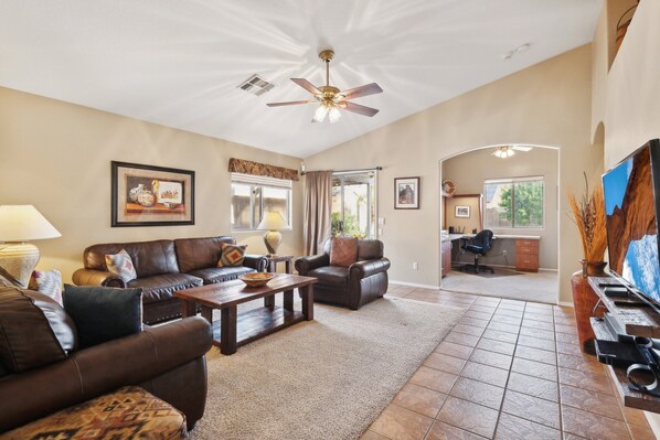 Televisión de pantalla plana y estación para reproductor de MP3 