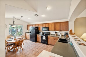 Jääkaappi, mikroaaltouuni, uuni, liesi