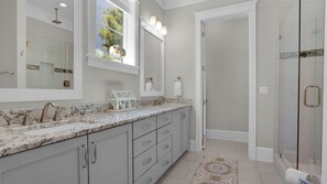 Combined shower/tub, hair dryer, towels - Pet Friendly Prominence Home, Game Room, 4 Bikes, Sleeps 13 + Free Tickets! (Watersound)