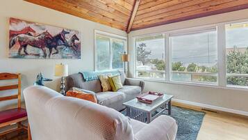 Televisión, reproductor de DVD, futbolito y libros