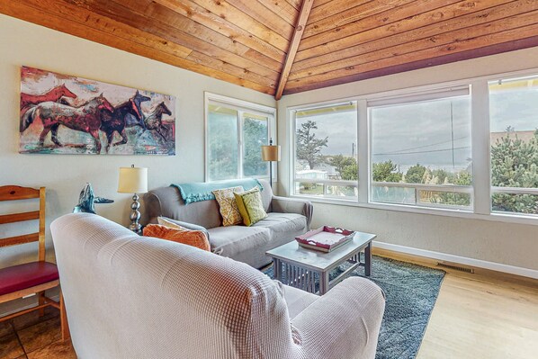 TV, DVD player, foosball, books - Elegant home with stunning ocean views & dog friendly (Florence)