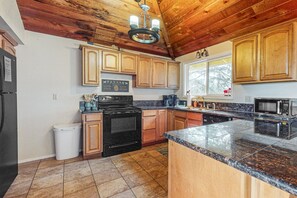 Fridge, microwave, oven, stovetop - Elegant home with stunning ocean views & dog friendly (Florence)