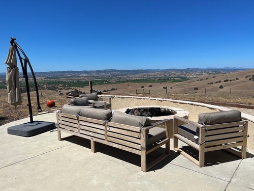 Vineyard Views + Fire Pit | 1 Min to Wine Trail | Top of the Hill