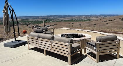 Vineyard Views + Fire Pit | 1 Min to Wine Trail | Top of the Hill