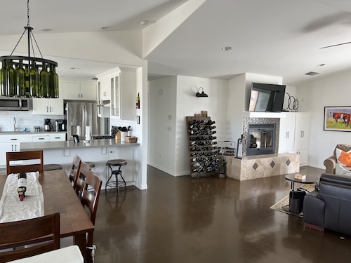 Vineyard Views + Fire Pit | 1 Min to Wine Trail | Top of the Hill