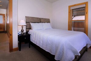 3 bedrooms, desk, iron/ironing board, travel cot