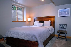 3 habitaciones, escritorio y tabla de planchar con plancha