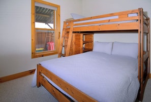 3 bedrooms, desk, iron/ironing board, travel cot - Horseshoe House, Close to shuttle, Pitchfork. (Mt. Crested Butte)