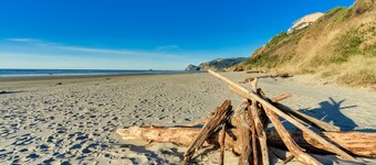 Maison lumineuse avec bain à remous privé et vue imprenable sur l'océan, accÚs à la plage à proximité!