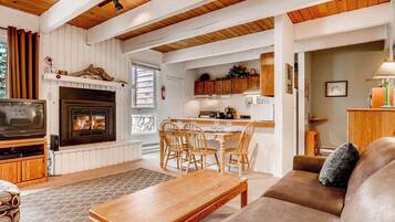 Televisión y chimenea