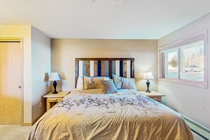 2 slaapkamers, een strijkplank/strijkijzer, internet, beddengoed