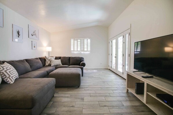 Smart TV - Private Old Town Scottsdale 3 Bed 2 Bath Home (Scottsdale)