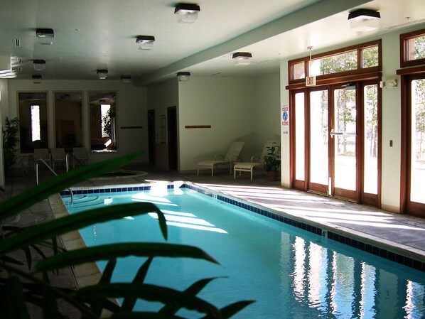 من حمّامات السباحة المغطاة، حمّام سباحة مُدفَّأ