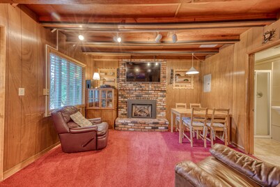 Charming Dog-Friendly Cabin Close to the Ski Slopes and Town with Free WiFi