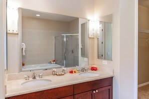 Hair dryer, towels - Comfortable Townhome in Waikoloa Resort - Walk to Shops! (Waikoloa)