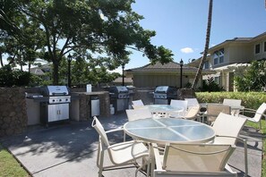 Outdoor dining - Comfortable Townhome in Waikoloa Resort - Walk to Shops! (Waikoloa)