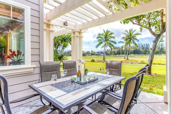 Outdoor dining - Comfortable Townhome in Waikoloa Resort - Walk to Shops! (Waikoloa)