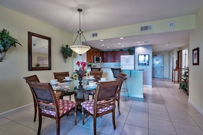 Dining - HUGE POOL LAGOON!!Sterling Shores 303 - 189766 (Destin)