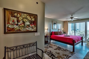 3 bedrooms, free WiFi, bed sheets - HUGE POOL LAGOON!!Sterling Shores 303 - 189766 (Destin)