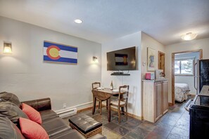 TV, offices - Top Floor Unit w Stunning Updates. Clean, Cozy, Steps from Main Street | PM5D (Breckenridge)