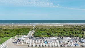 Ein Strandhotel mit Außenbereich und Meerblick.