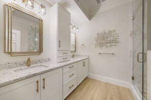 Een douche, handdoeken