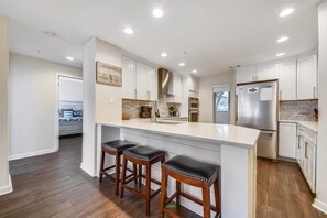 Jääkaappi, mikroaaltouuni, uuni, liesi